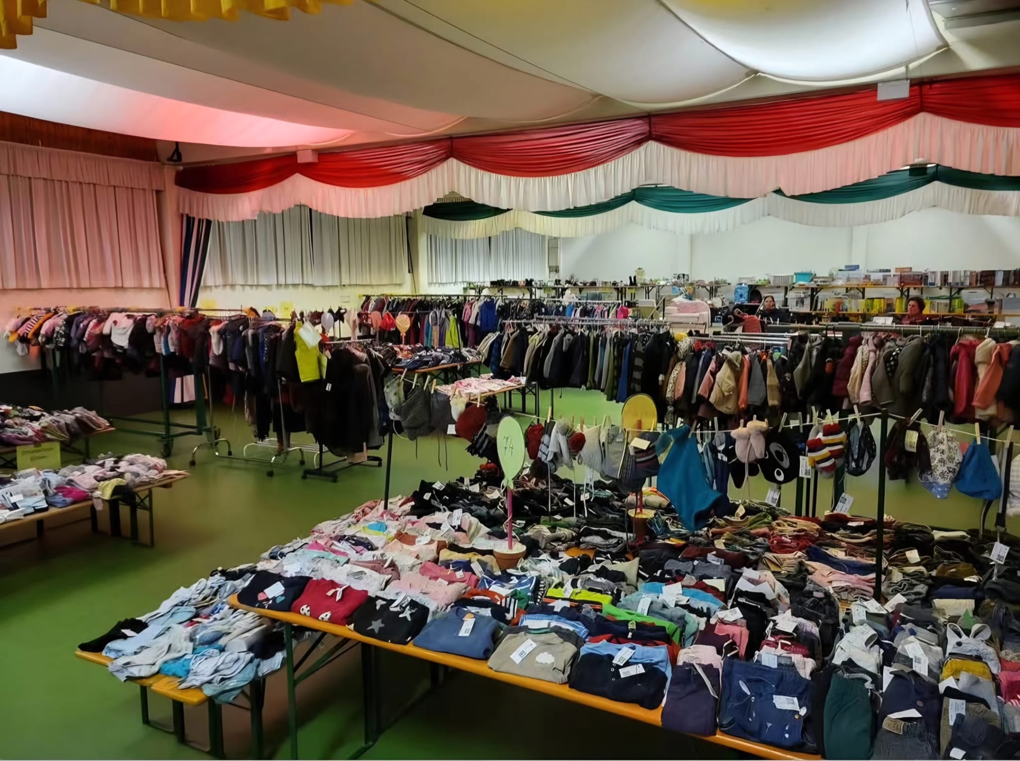 Besucherbereich beim Markt